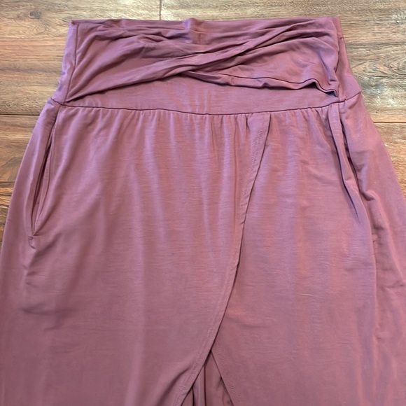 Beautiful Athleta Yoga Pants - Like New Condition - Picture 2 of 4